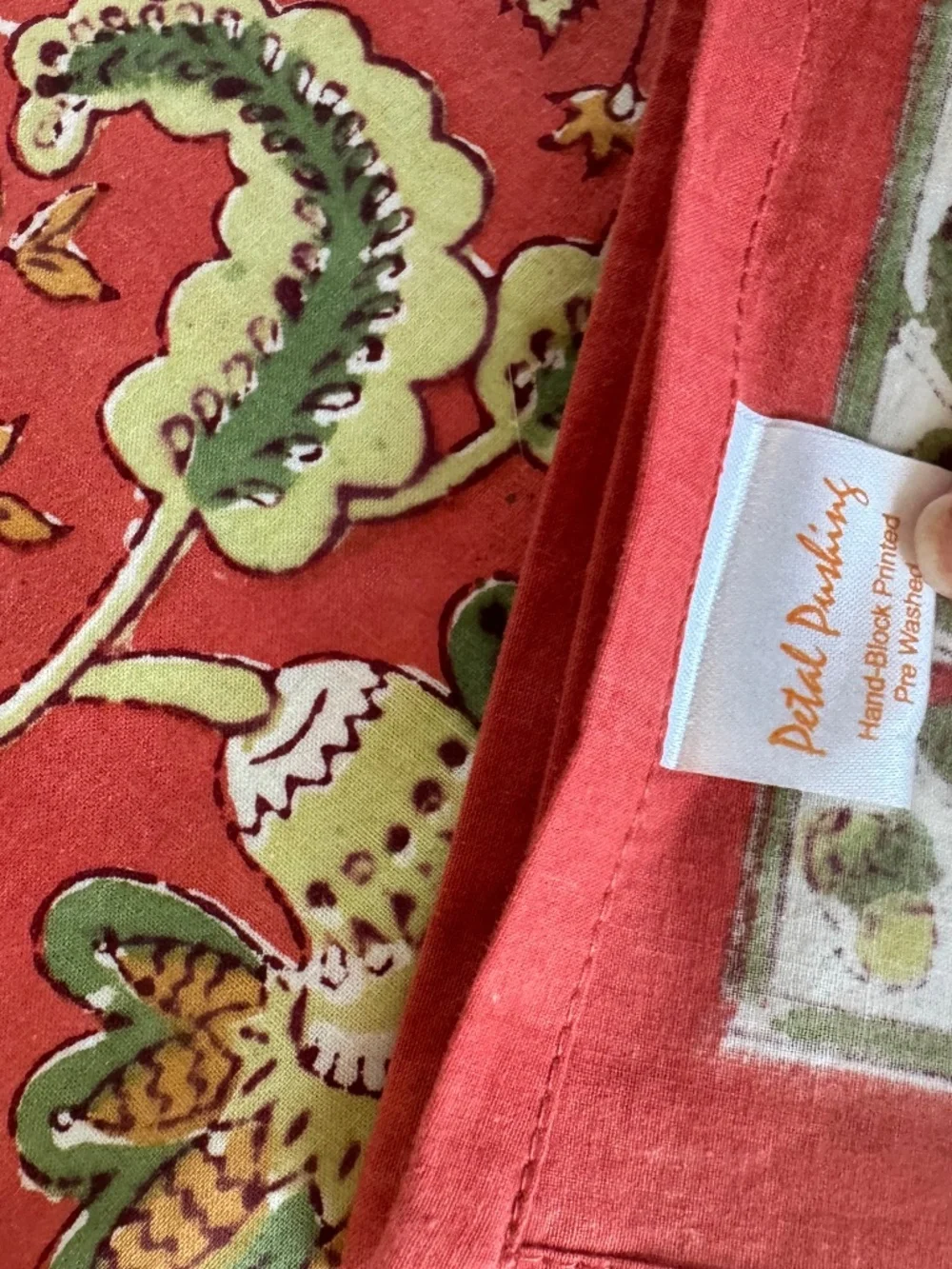 NWOT, DARLING HAND BLOCKED/PRINTED FALL FLORAL NAPKIN